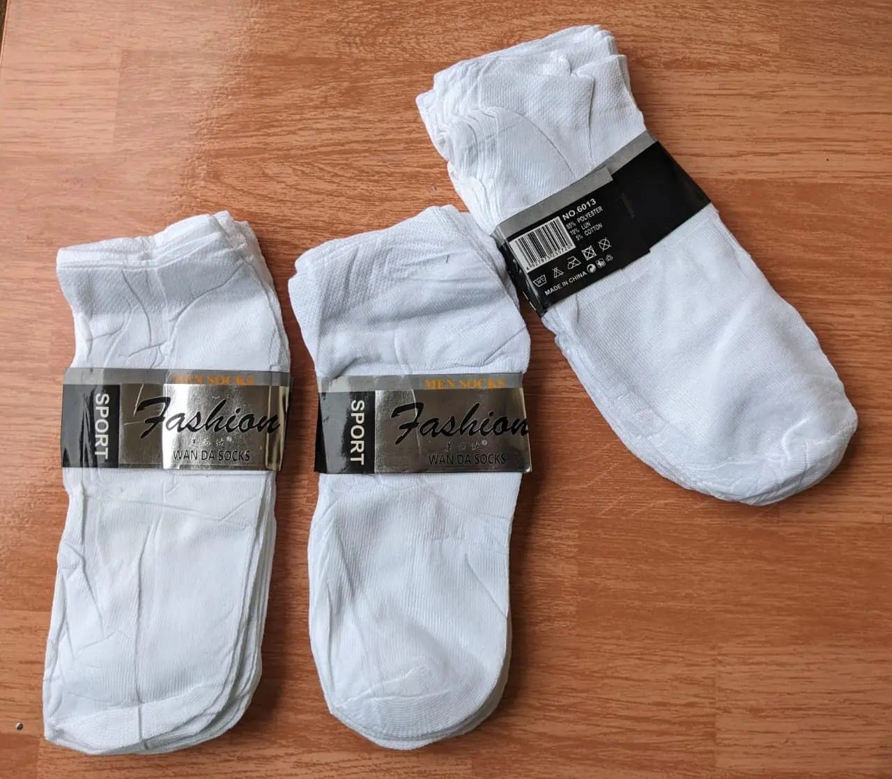 Fashion ankle socks .